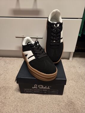 Freckled Poppy Black and White Women’s Casual Sneakers